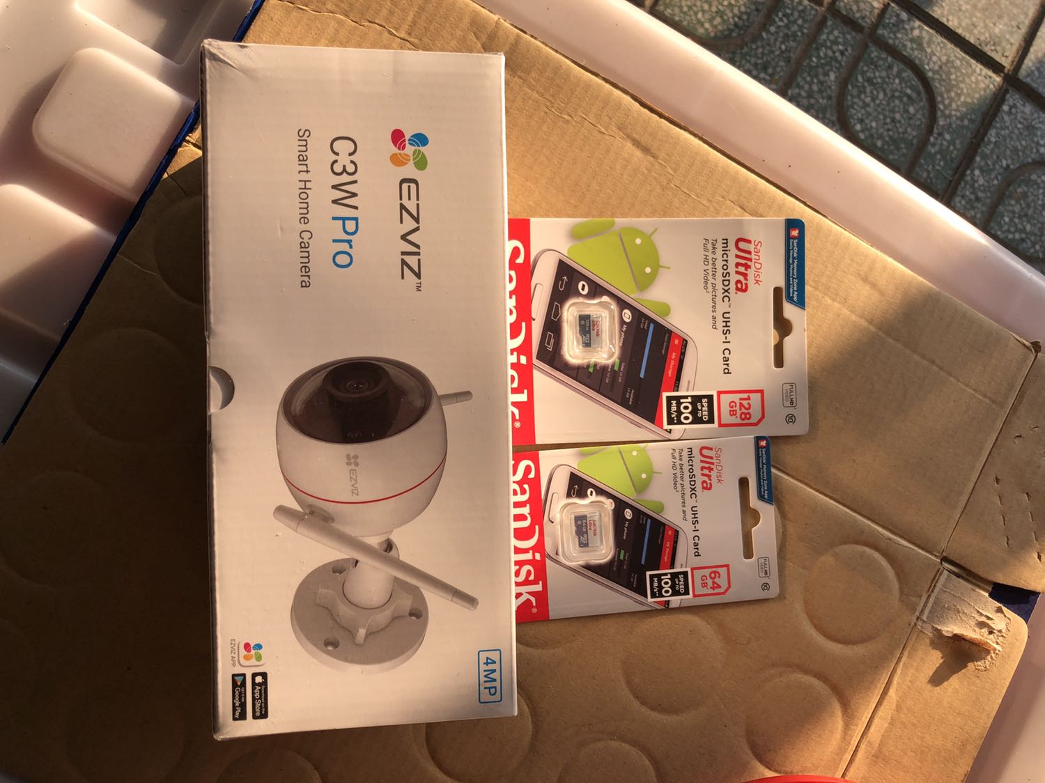 Hàng mua của Tiki Trading, do Anh Ngọc phân phối (mã F6xxx), tiêu cự 4mm - cái này ngon à, mình gắn trên lầu nhìn xuống sân, có thể zoom xa vẫn thấy rõ (nghe youtube review bảo thế chứ mình chưa *** thực tế, chỉ để trên bàn *** chức năng & hoạt động xem sao thôi). 

Ưu:
- 2 đèn Led vàng uy lực, âm cảnh báo to. 
- F 4mm: khá bất ngờ, vì cứ đinh ninh là hàng ở VN đa phần là F2.8mm như quảng cáo. Đổi lại góc nhìn bị hẹp xuống (87 độ so với 102 độ, hình như vậy). 

Nhược:
- app điều khiển khá dở, dở hơn của con C3X 1 số thứ. Có AI, nhưng ko có cảnh báo theo đường kẽ như C3X. 
- Chức năng bật cảnh báo ko bik control ra sao nữa. Tắt trên app rồi mà nó vẫn hú lung tung. Phải tắt hết, để chế độ ko còi ko đèn mới yên dc. Hy vọng bên Software cty sớm fix lỗi này. 
- 4Mpx ko khá hơn 2Mp là mấy. 
- Quay đêm: ack, chế độ thông minh có màu hay ko màu gì cũng tệ, độ nhạy sáng khá chậm, ko muốn nói là bị đơ luôn. Mình thử tắt đèn hết, rồi bật đèn lại, thì Cam chuyển sang quay ở chế độ hồng ngoại trắng đen luôn. Phải thao tác trên app thủ công mới hoạt động bthuong lại. 

Ezviz app chưa có chức năng hẹn giờ “nghỉ” - chỉ tắt ngủ thủ công. Hy vọng hãng sớm cập nhật chức năng này. 
Quay phim mình để full time, bị hãng cảnh báo có thể hư thẻ nhớ… ack, thế thì tui càng stress ***, coi cam hư trước hay thẻ nhớ hư trước, haha. 

Ah, NPP Anh Ngọc này ko bik ktra bảo hành ở đâu. Ko thuận tiện như Nhà An Toàn, có ktra online. 

Đôi lời nhận định cá nhân, xin chia sẻ cùng các bạn. Mình đang xài và *** 2 con: C3X và C3W pro 4M này. Thấy C3X nóng kinh khủng. Hixx.