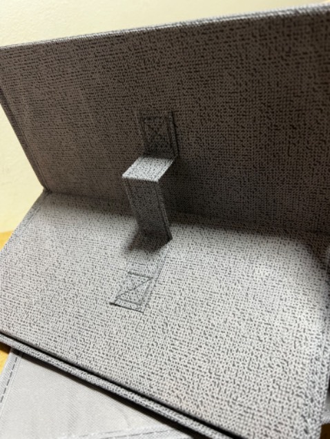 Hộp dày dặn cứng cáp đựng được khá nhiều đồ màu sắc sang lắm giống ảnh mẫu. Hộp có kèm nắp liền gấp lại đc nha mn. Mình mua về cho cả bố mẹ thấy để phòng khá sang. Tuy nhiên vải phần đế mình thấy hơi mỏng chút nhưng để đồ là vừa. Giao hàng ko nhanh lắm nhưng lần sau vẫn ủng hộ tiếp