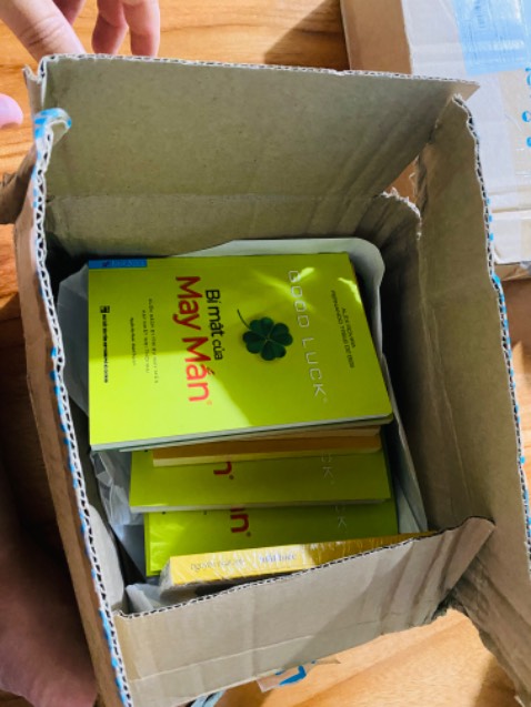 Tiki nên du bùng giấy bọc thực phẩm để sách không bị xóc!