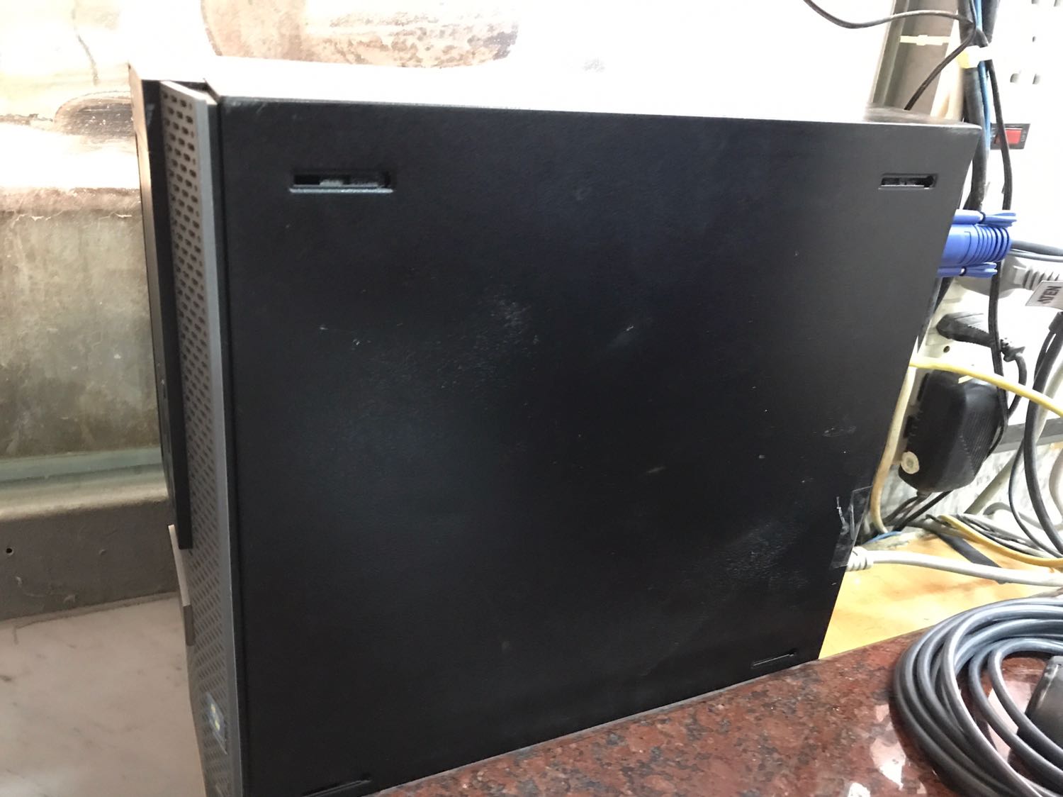 Thùng máy không có đậy nắp VGA và PCI, main bị lỗi không thể lưu ngày tháng 
và máy tự khởi động khi cắm nguồn điện dù chưa nhấn nút nguồn, 
chỉ có 2 miếng đệm cao su => thiếu 6cái