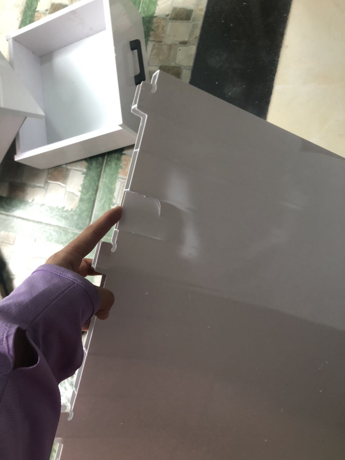 Đối với mjh với chất liệu nhựa như vậy ko Hài lòng với giá tiền đó ạ. Đọc cmt mấy a/c mua trước nói tháo ráp rồi đem lên lầu được nên cũng mua về tự tháo mà đụng là bể rồi. tháo xong muốn banh cái tủ luôn. 

Shiper thì cứ kì kèo 50k, 100k mới đem vô nhà . mặc dù trên xe có xe đẩy để đưa tủ vô nhà cho người đặt.