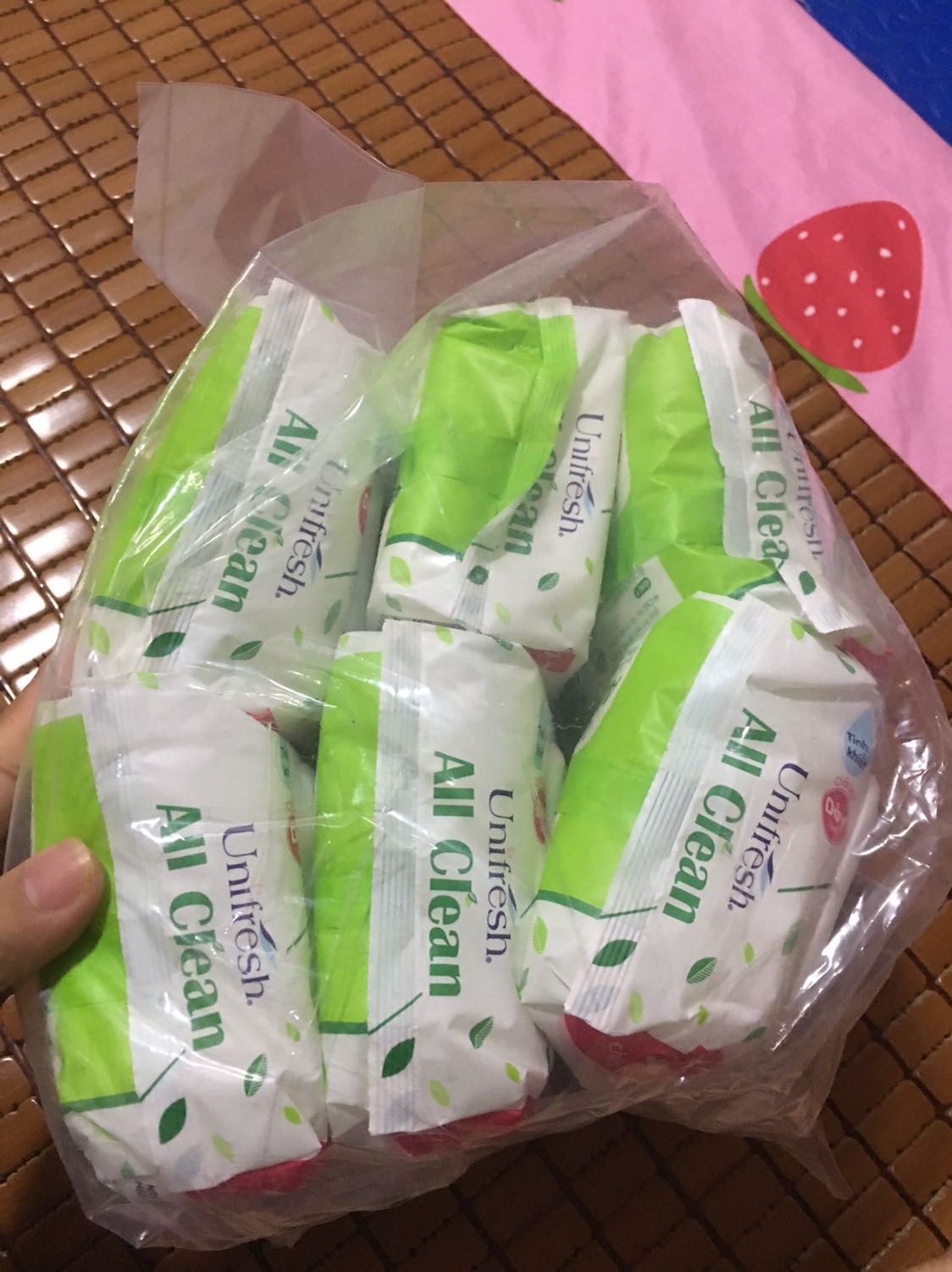 Mình mua giá 119k cho 6 gói 80 tờ
Shop đóng gói cẩn thận. Giao hàng nhanh
Gói hàng to.
Hàng mới sản xuất. Giấy dùng chất lượng. Có mùi lô hội nhẹ