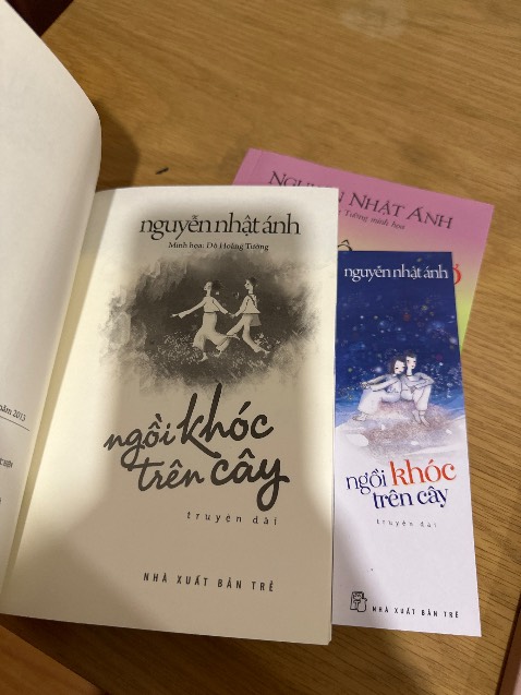 Đọc cuốn sách này sẽ có 3 luồng suy nghĩ:
1. Sách này không cho trẻ con, vì sách này có miêu tả về cảm xúc yêu của chàng trai 18 tuổi và cô bé 14 tuổi
2. Truyện vẽ nên hình ảnh cổ tích, thơ mộng của khu rừng phía sau thác nước. Như là phép màu. Đọc truyện mà cảm nhận được cái màu xanh mơn mởn của rừng, cái không khí trong lành sảng khoái của rừng, tiếng chim hót, tiếng kháo nhau của vượn, tiếng kêu của sóc,sự dịu dàng nũng nịu của chú nai con
3. Truyện miêu tả về tình cảm giữa anh chị em họ hàng rất gần gũi, cô bác rất thương cháu, không tính toán thiệt hơn, cuộc sống không xoay quanh vật chất