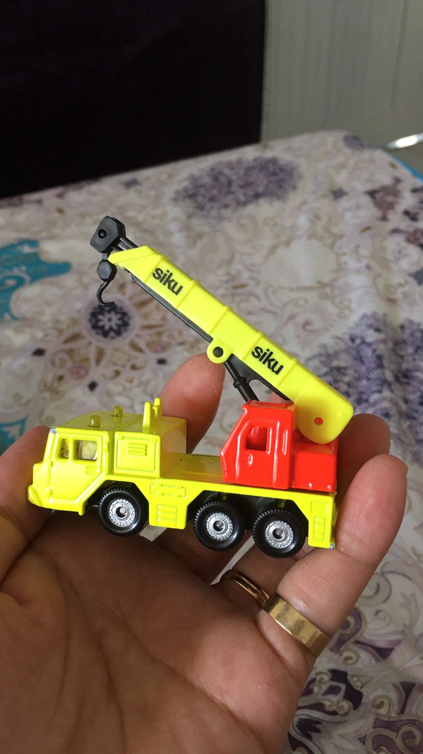 xe rất nhỏ hơn so với hình ảnh,đã vậy còn mà made từ china nửa chứ,nếu vậy thì giá quá cao so với xa made malaysia,nên rất kg hài lòng về sản phẩm,vì khi chọn đồ chơi cho bé mình rất dị ứng sản phẩm có made từ Trung Quốc