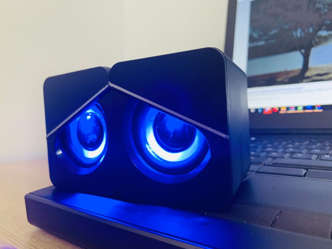 Nhỏ nhưng có võ là đây. Phù hợp cho học online và nghe nhạc phòng bé tầm 15m2 đổ lại. Chất lượng âm thanh ok, nghe to. Sản phẩm tốt trong tầm giá, thanks shop