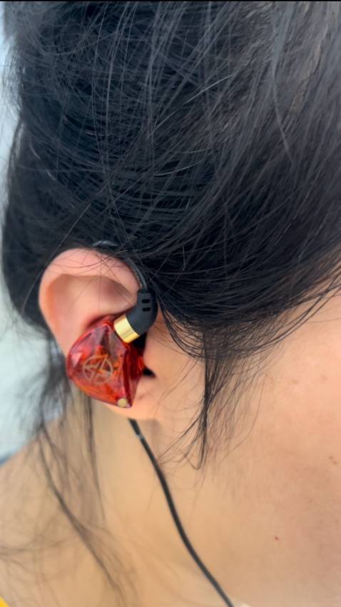 Bass dày, mic tốt, kiểu đeo khá thú vị, tuy hơi khó đeo nhưng lại ko lo rớt và đau tai, mình là con gái nên tai hơi nhỏ, đeo đc vậy là rất ưng rồi. Good