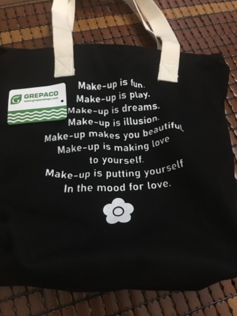 Kiểu dáng trẻ trung, chất liệu dày dặn, đường may đẹp, rất ưng ý. Đặc biệt khi mở hàng sản phẩm có mùi nước hoa rất thơm và thiệp cảm ơn.