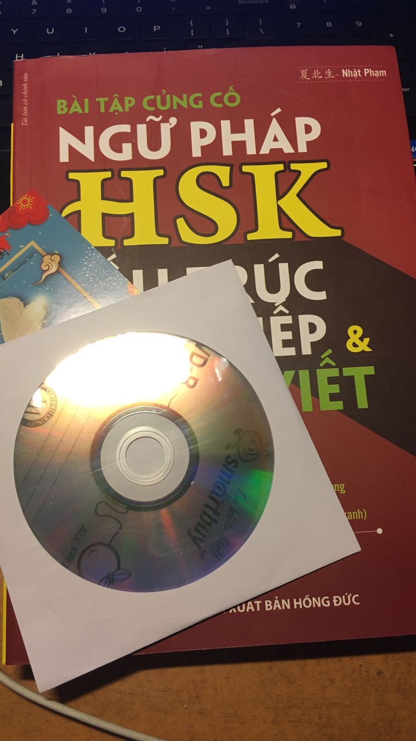 Giấy in tương đối rõ chữ, tuy nhiên phần bìa cũ và nát, giấy bị dính rất nhiều, nếu tách ko cẩn thận thì còn làm rách cả trang giấy vì giấy tương đối mỏng. Ncl rất thất vọng khi nhận đc sách