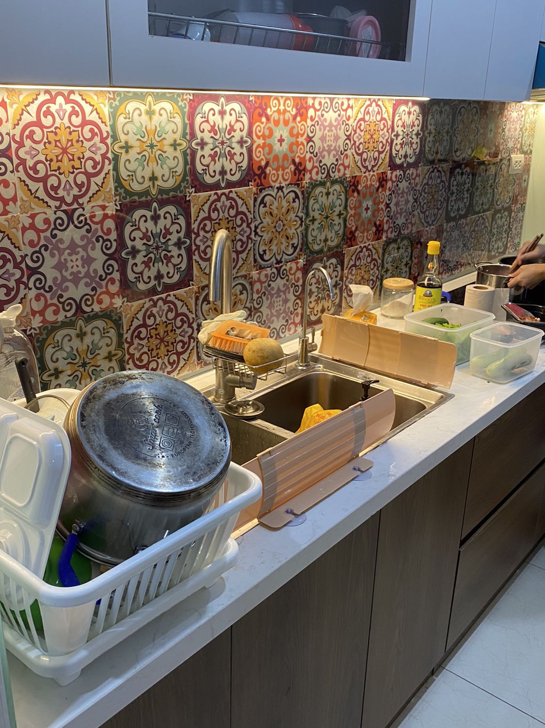 tốt ạ, dán kính hợp.
các bác tường gạch đừng dán nó bong đấy.