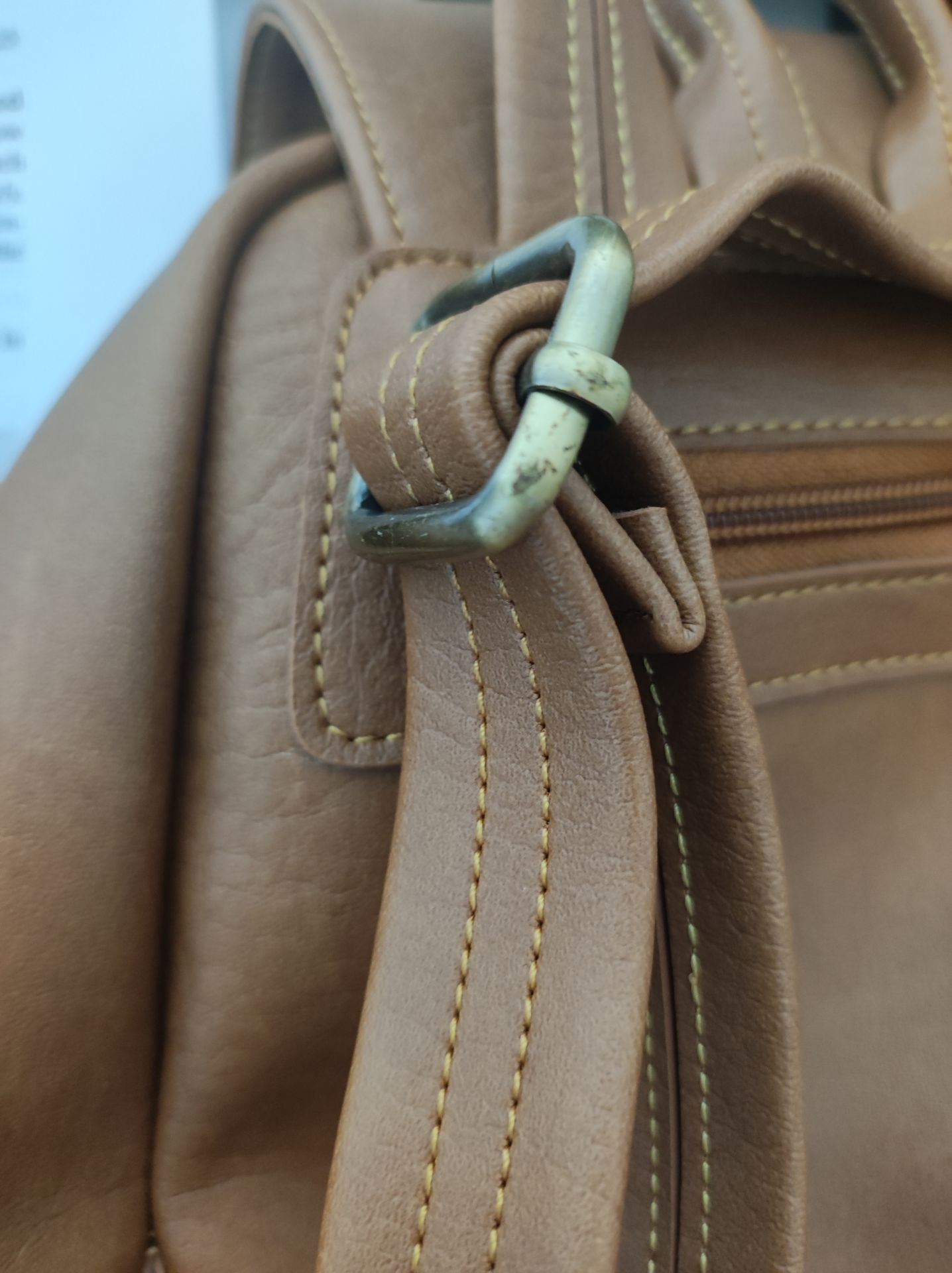 Hôm trước mới nhận hàng chưa kịp xem kỹ bên trong. Hôm nay lấy ra dùng mới thấy khóa trong balo bị hỏng. Lần trước mua của shop khá ưng nhưng lần này thì thất vọng. Các móc cài quai balo hơi rỉ. Gần 500k cho 1 sản phẩm mà chất lượng k được như mong muốn. Mong shop lắng nghe phản hồi khách hàng để cải thiện chất lượng sản phẩm.