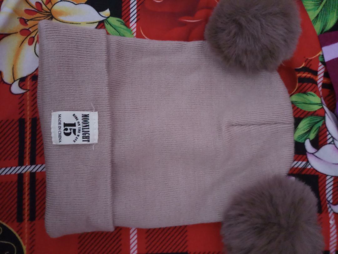 giao hàng nhanh, đóng gói cẩn thận, chất len mềm, mịn rất ok. biết là shop giao màu ngẫu nhiên nên cũng chuẩn bị tâm lý là nhận hàng màu k như mong muốn, nhưng đặt 2 cái giao 2 cái 1 màu luôn.