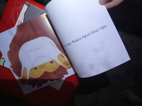 Đọc sách giúp bé mình hiểu đc nhiều điều về khẩu trang hơn, con cũng hợp tác ghê