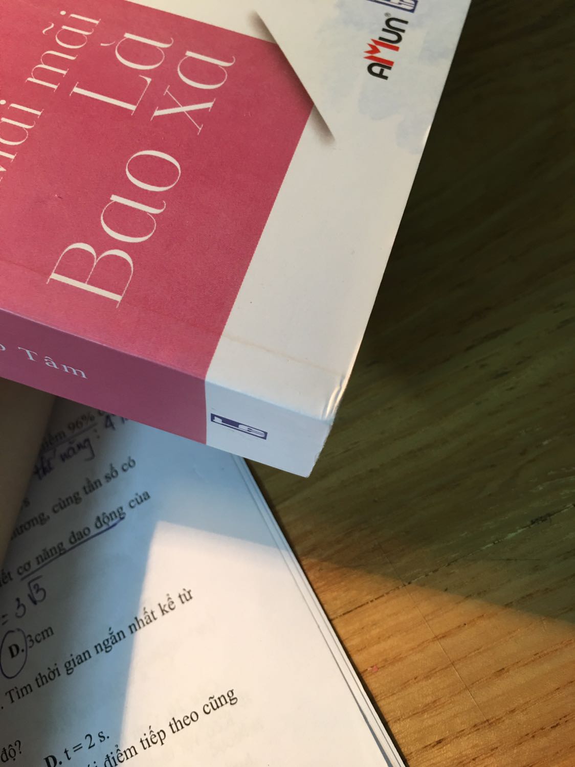 Sách giao nhanh nhưng giao đến tay mk thì.... (các bạn nhìn hình ạ)... Tuy nhiên vẫn trong khả năng chấp nhận của mk. Chỉ là không hiểu sao nội dung trong sách lại bị cắt mất đoạn đầu (đây là đoạn Lăng Lăng chát chít với Dương Lam Hàng hồi chưa quay về TQ). Mk đọc onl mặc dù đoạn đó khá nhạt và khó hiểu nhưng cần lắm lý do truyện bị cắt xénn??