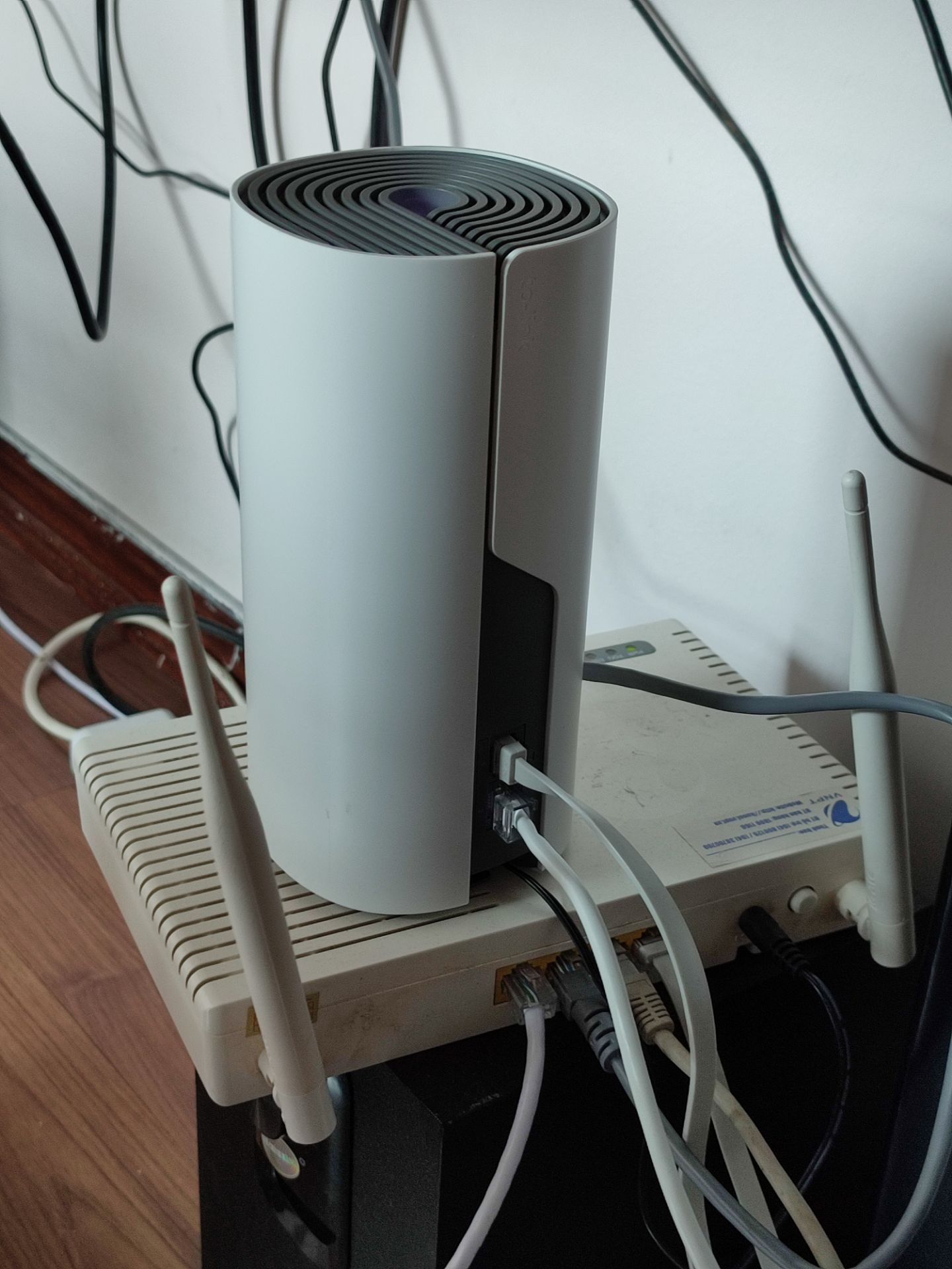 Sản phẩm tốt giao nhanh
tạo mạng mesh mới để link từng cục với nhau, sóng ổn định và chuyển vùng mượt
có app DECO thân thiện, dễ tùy chỉnh.
Đèn trên mỗi cục có thể hẹn giờ tắt, bộ sp có 3 cục mesh 3 cục nguồn nhưng cho 1 LAN dẹt nên hơi khó chịu.