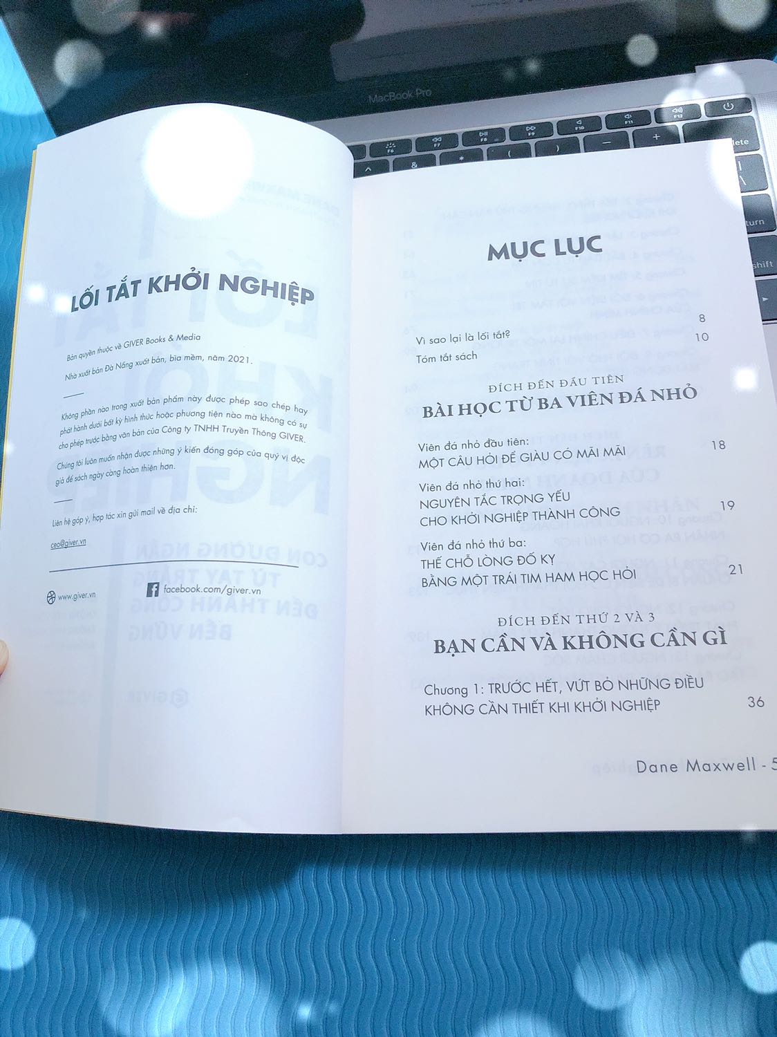 Em cám ơn anh Phong đã dịch cuốn sách này , lúc nhận sách em đã ngồi xem ngay luôn và vỡ lẻ ra nhiều thứ rất hay ho và bổ ích có thể áp dụng cho việc kinh doanh của mình . 
Cám ơn tiki đã đồng hành cùng mình đặt sách 2h là nhận dc ngay 
Mình mong những ai đang trong giai đoạn lập nghiệp - khởi nghiệp như mình đều có duyên và cơ hội học tập những kiến thức và kinh nghiệm từ anh chị đi trước và sách .
