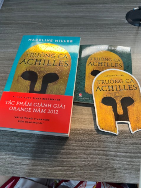 Đặt sách ở tiki thì ko lo về đóng gói sách chỉnh chu rồi. Tất cả đều mới và bookmark vs phụ lục đều đẹp xỉu nhé, sách hơi dài nên mình để tủ lớn. Phần nội dung được booktok giới thiệu quá trời hay nên mình mong chờ. Mình có phần khó tính vs cũng ko hay đọc tình cảm nên thấy phần nd ổn áp. Đúng là câu từ rất thơ và cách xây dựng vô cùng hợp lý trong bối cảnh Hy Lạp cổ đại. Mình đánh giá là 4,5/5 nhe
* mà hình như tiki ko đăng vd đc ạ 😅🥹 định đăng vd unbox mà ko bao giờ đc