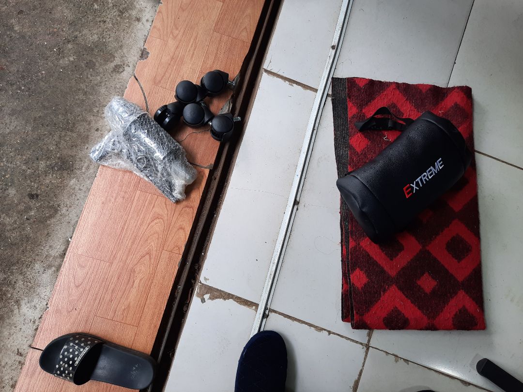 hộp rách nát, chân đế bám bụi có vết xước như hàng cũ. Chắc chắn sẽ ko mua lần 2 hộp rách nát, chân đế bám bụi có vết xước như hàng cũ. Chắc chắn sẽ ko mua lần 2