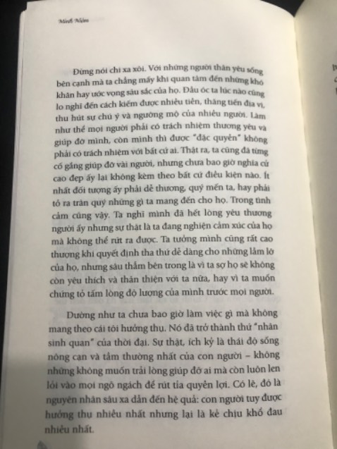 Mình mua cuốn sách của thầy Minh Niệm cũng đã lâu. Hiện tại khi đánh giá ở đây là mình đã đọc toàn bộ cuốn sách, khi nào rãnh là mình sẽ đọc và tận dụng các giờ ra chơi trên lớp. Bạn biết không, cuốn sách này của thầy đã chữa lành bản thân mình rất nhiều, mỗi mục là mỗi giai đoạn mà ai cũng đã trãi qua trong cuộc đói nhưng trong cuốn sách này thầy sẽ cho chúng ta một cái nhìn mới hơn, tích cực hơn. Không gì có thể diễn tả nỗi vì mình được vinh hạnh biết đến và đọc cuốn sách này. Con xin cảm ơn thầy Minh Niệm ạ!