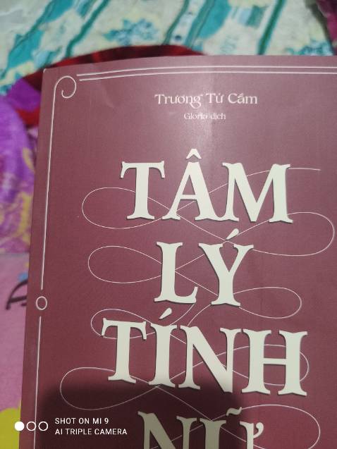 Hic lần đầu mua sách ở tiki mà thất vọng về cách đóng gói á. Mình khá khó tính và kỹ nên thấy sách bị xước hay bị hằn lên như vậy thì rất khó chịu, đằng này còn nhiều vết nữa. Mình nghĩ do cách đóng gói chỉ có 1 bao duy nhất bên ngoài cho 2 quyển sách nên nó không đủ bảo vệ, chưa kể nó còn không khít nên sẽ có sự xây xát ở trong. Mọi lần mình mua thì các quyển sách đều được gói kỹ riêng từng cuốn, và một bao chống sốc ở ngoài đựng tất cả, cũng chấm điểm cao cho đóng gói kiểu này. Nhưng lần này thất vọng lắm ạ..