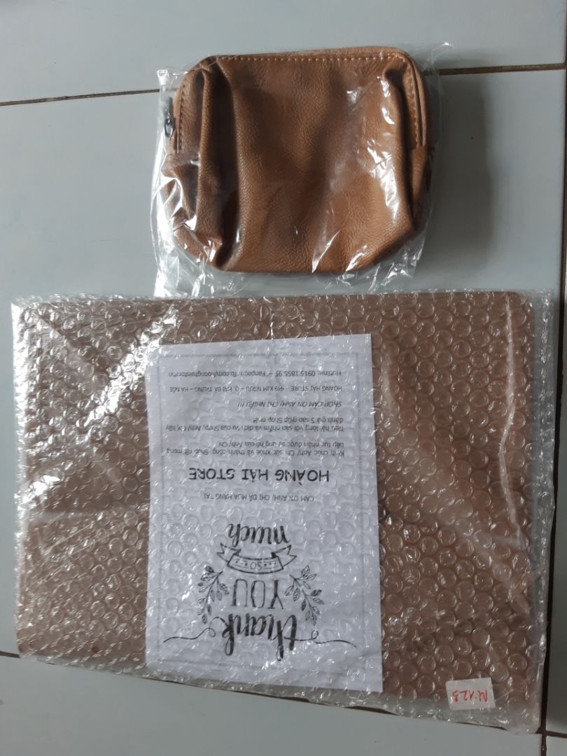 Túi bằng da màu bò rất mềm, nhẹ, giúp chống xóc tốt. Có thêm phụ kiện là 1 ví cùng màu rất tiện dụng và hợp thời trang. Túi bằng da màu bò rất mềm, nhẹ, giúp chống xóc tốt. Có thêm phụ kiện là 1 ví cùng màu rất tiện dụng và hợp thời trang.