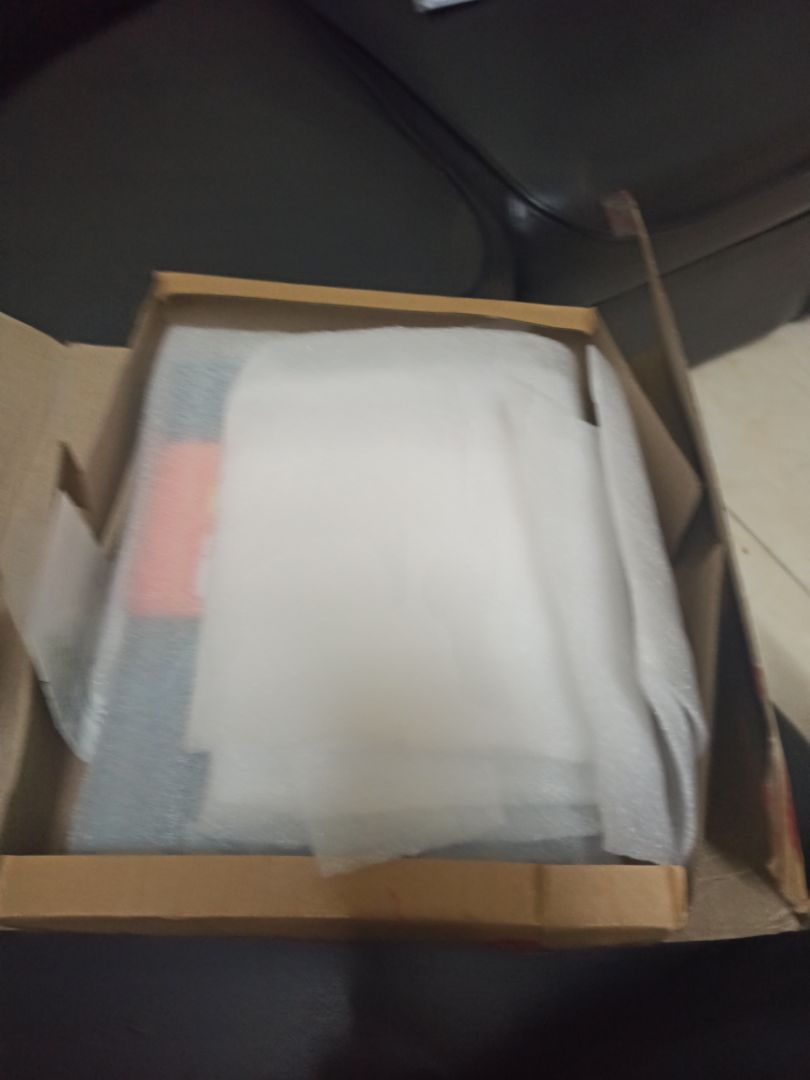 fahasa gói hàng kĩ lưỡng, sách chất lượng giấy tốt màu in đẹp, cầm cảm giác đáng đồng tiền bát gạo. một cuốn sách dễ đọc, dễ hiểu hơn các cuốn tiền tệ ngân hàng khác. Theo mình các bạn nên mua quyển này trước khi đọc các quyển như tài chính quốc tế, hệ thống ngân hàng mỹ, ...