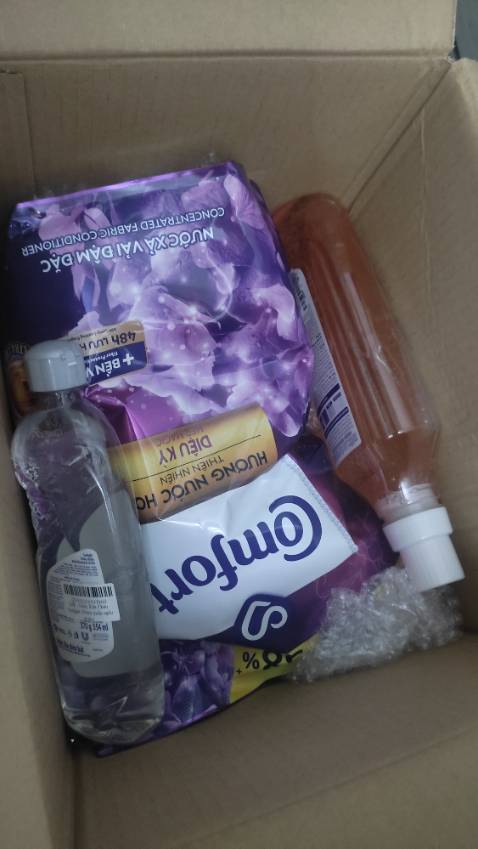 Tiki Now giao hàng nhanh, hàng đóng gói cẩn thận. Quà tặng kèm khuyến mãi nhìn có vẻ giống hàng mẫu, hàng trưng bày vì đã bị sử dụng khoảng 2/4 của chai.