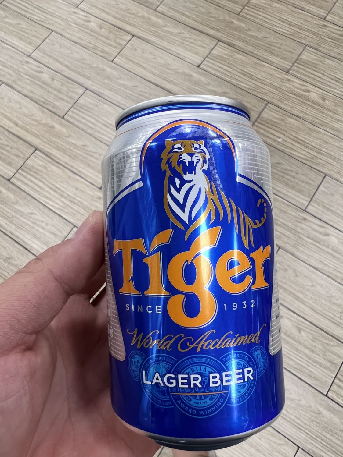 Bia date mới, giao nhanh 2h, thùng còn nguyên, bia cũng còn nguyên, bên ngoài đc quấn màng cẩn thận, chỉ sợ uống bị đăng do vận chuyển mà cuối cùng lại uống rất ngon. Thật sự tiện lợi khi có tiki