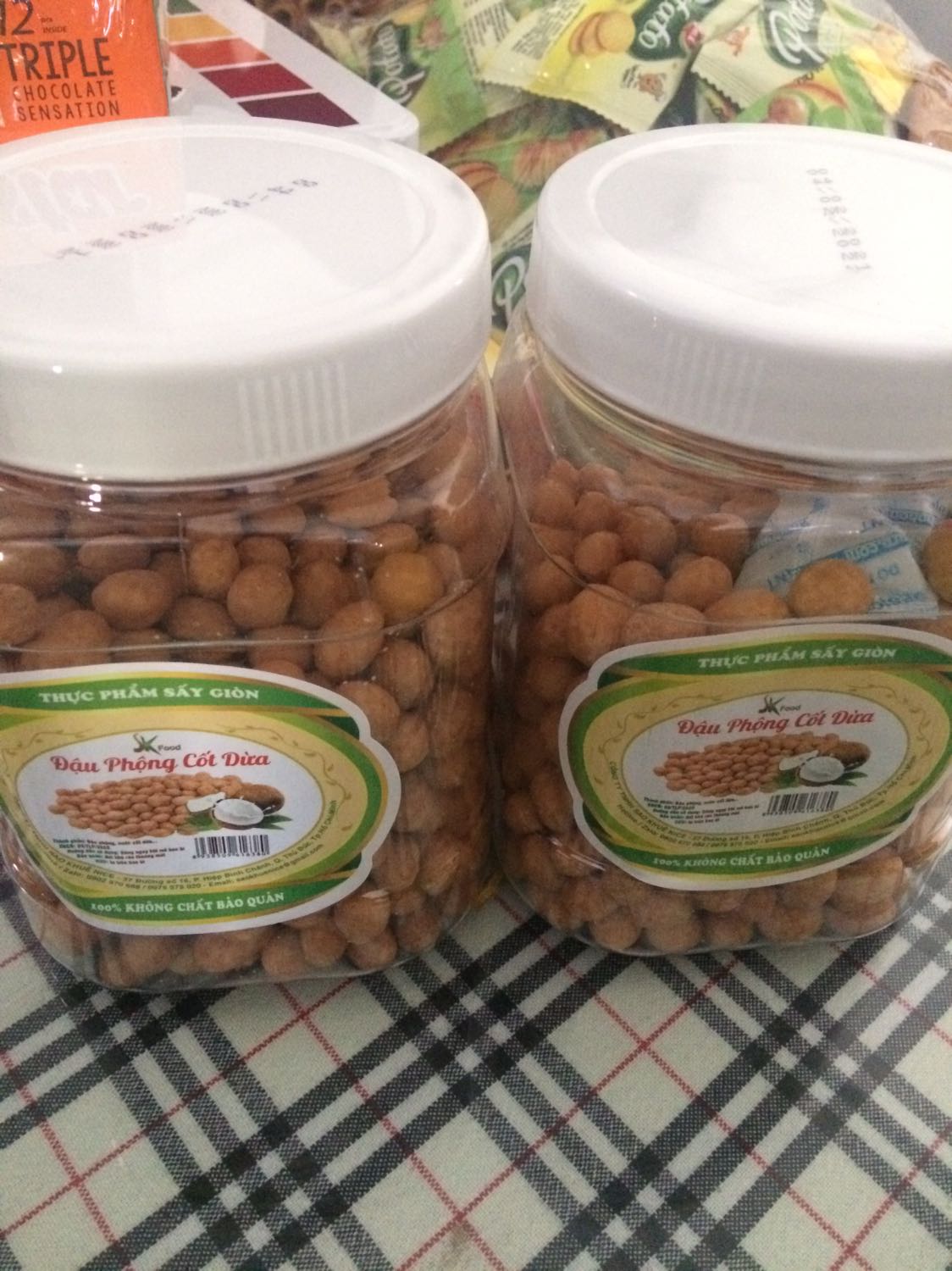 Mình rất tiếc khi phải đánh giá 1 sao cho sản phẩm này!
- Sản phẩm nhận được ko phải sản phẩm đặt mua. (Khác chủng loại, khác thương hiệu)
- Bao bì nhản mác quá sơ sài, đến khối lượng của sản phẩm còn không ghi.
- Chất lượng sản phẩm rất thấp, lớp bột ở ngoài đậu cứng như bê tông cốt thép (chống chỉ định với người lớn tuổi, người không dùng răng thật...)
- Chủ yếu là ăn bột, đậu rất rất bé nhé.