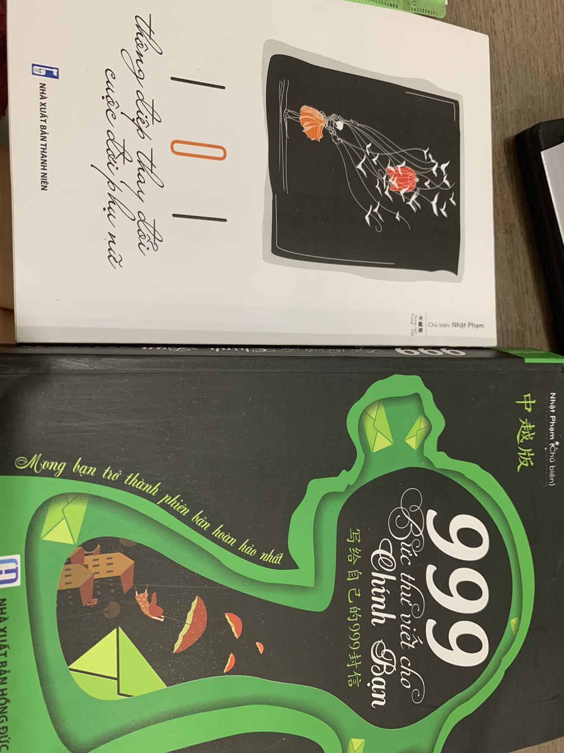 Nhìn chung, mình hài lòng với sản phẩm được giao. Nếu có thêm lớp chống sốc bọc kèm để hạn chế tác động lên các góc sách thì sẽ tốt hơn về hình thức. Nhưng ấn tượng  tốt với giấy ghi chú đi kèm. 😀