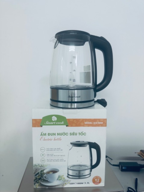 Nhìn đẹp, sang, có led xanh báo điện vào, dễ vệ sinh do miệng bình rộng. Có điều thành bình là thuỷ tinh, hơi mỏng, tạo cảm giác không yên tâm lắm khi rửa, di chuyển sợ va đập. Giá thành như v là rẻ.