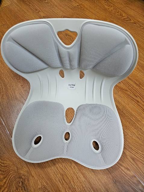 Bề mặt khá rộng. Ghế bền, chắc chắn, chịu lực tốt nhưng có vẻ khó lau chùi. Nên có tấm vải lót lưng.