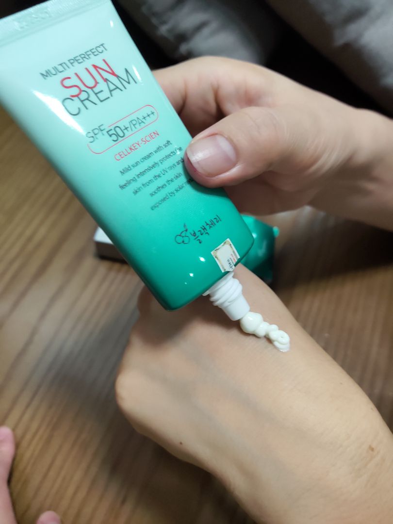 Thật, dùng chống nắng hãi nhất là cảm giác bí da, lỗ chán lông bết dính. Nhất là khi mồ hôi ra loang hết cả mặt. Cho đến khi mình dùng em cellkey-scien này thì đúng là chân ái. Cứ 2~3 tháng 1 tuýp. Dùng phê chữ ê kéo dài luôn! Chất kem mỏng, cảm giác Da căng, thẩm thấu nhanh và ko hề bết dính. Chả có nút 10* chứ ko cho shop đủ 10* luôn. Ủng hộ shop dài dài