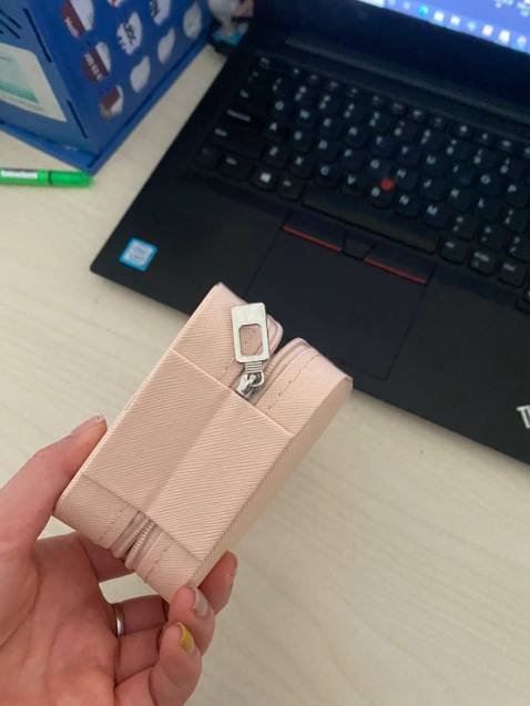 Hộp đẹp lắm nha,  Khoá kéo chắc chắn shop đóng gói cẩn thận, đầy đủ. Các bạn nam nên mua để tặng ngừi iu nè. Mn nên nha