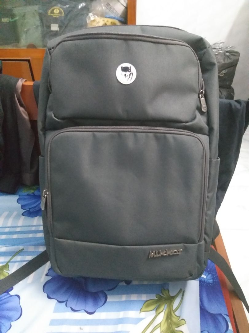 Balo có màu lạ, nhìn trên hình quảng cáo có lẽ hơi khác. Lúc nhìn thì có màu xám lúc thì có vẻ xanh đậm. Quai đeo phải nói là cứng cáp, đeo vào thấy mát mẻ do có lớp đệm, nhẹ và không ra mồ hôi lưng. Bố trí rất nhiều ngăn tiện lợi, hai ngăn phía trước có nhiều vách để phân đồ đạc, không bị nhầm. Ngăn lớn thì hơi nhỏ, chứa không được nhiều đồ, nhưng bù lại đáy ngăn rất dày và cho cảm giác chắc chắn, không sợ bị bung hay lủng lở như một vài loại khác. Hai ngăn để nước bên hông nhỏ, chai dưới 400ml để mới vừa. Còn các chi tiết như đường may, móc kéo, logo balo thì không có gì để phàn nàn. Mua và xài đã 3 tháng rồi, thấy hợp lý với giá nên mới lên đây bình luận cho các bạn!