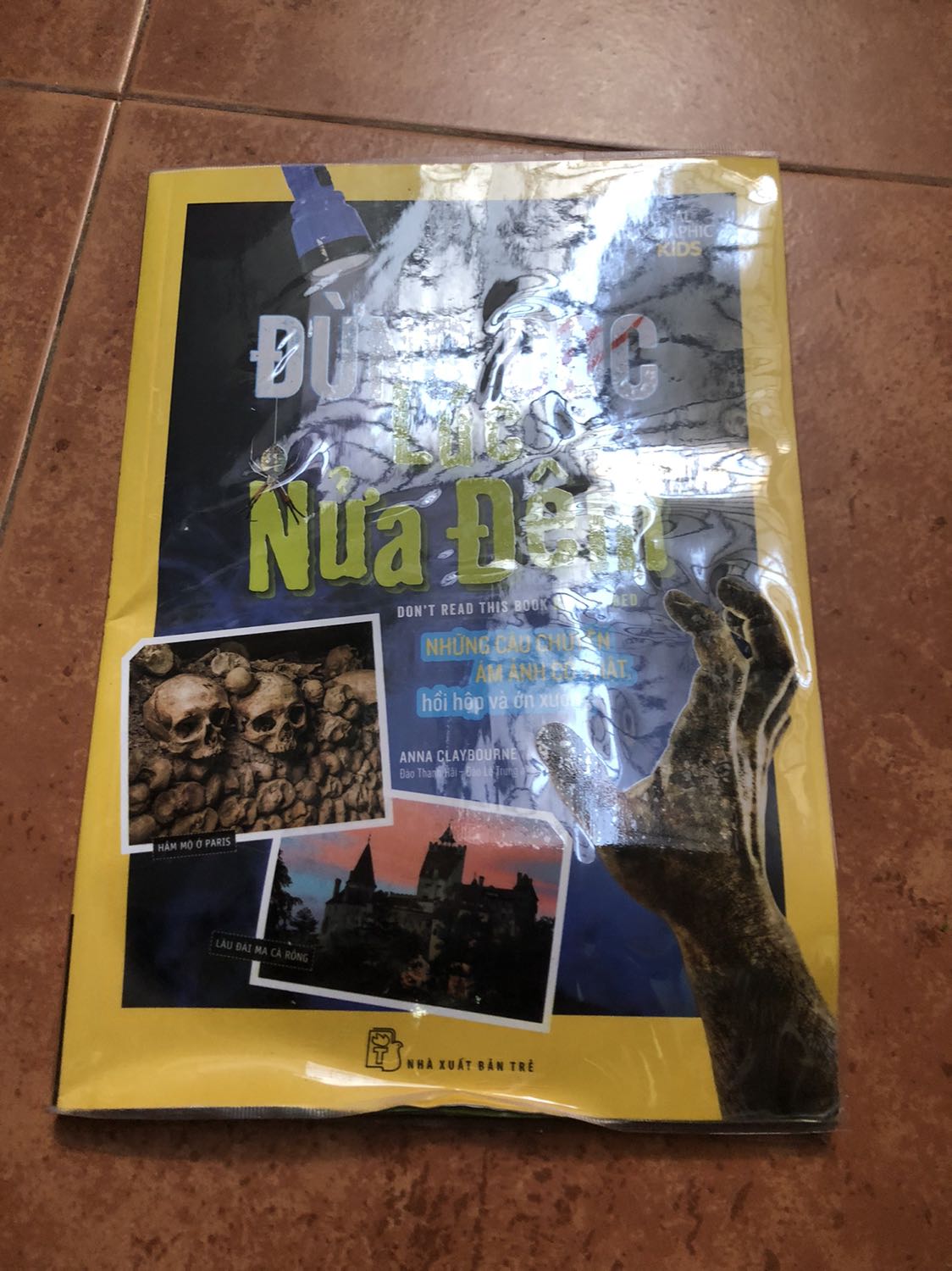 Nội dung sách rất hay, nhưng vận chuyển quá ẩu. Mình rất quý sách, nên sorry tiki mình ko chấp nhận được, tiki nên xem lại đơn vị vận chuyển