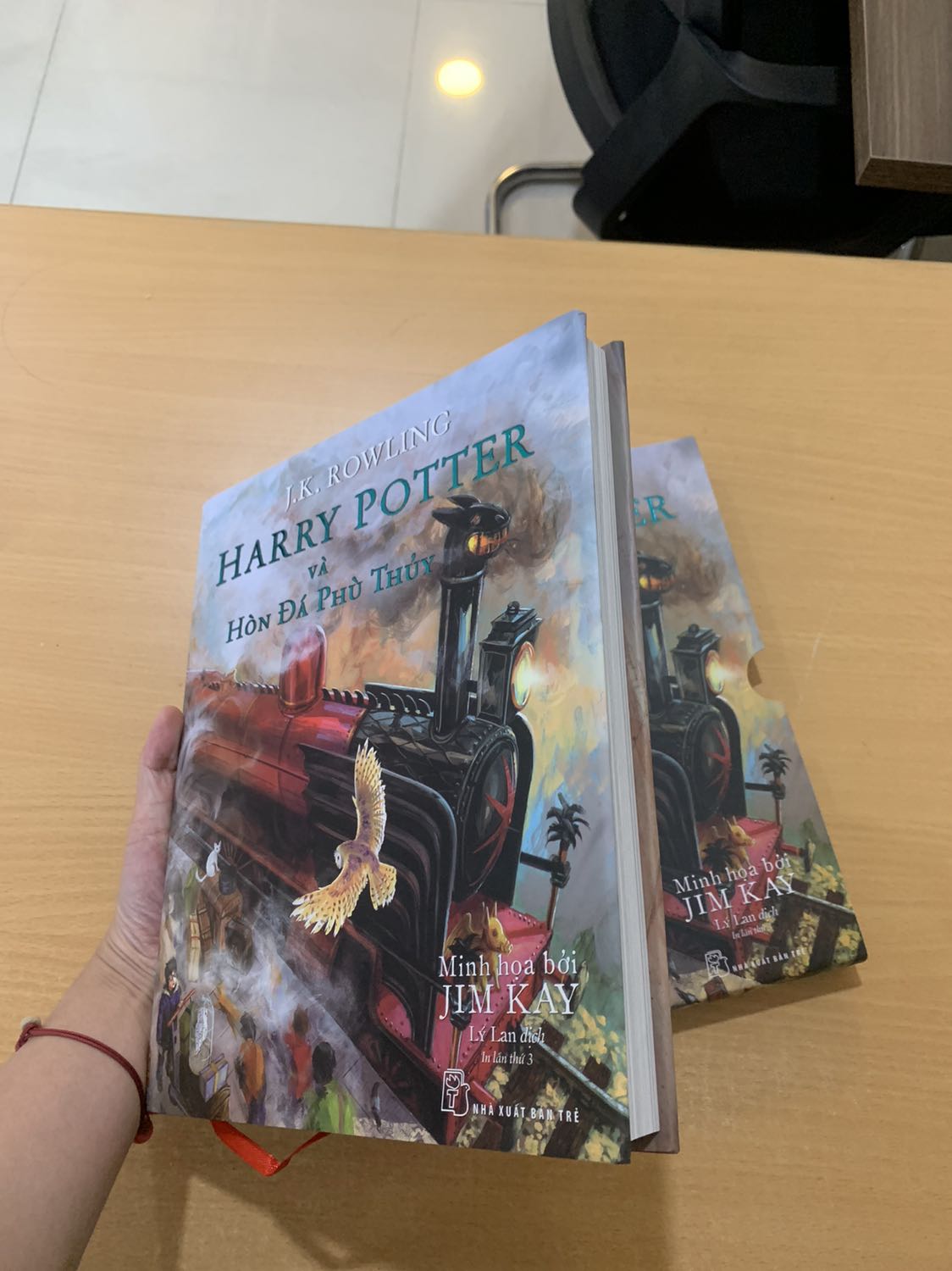 Sách xịn lắm nha dù có một chút lỗi ở phần bìa đỏ, tranh đẹp giấy chất lượng, mình lật thử đọc vài trang thì chưa bị hiện tượng bung giấy như các feedback khác, hi vọng đọc đến cuối vẫn ổn 🥲