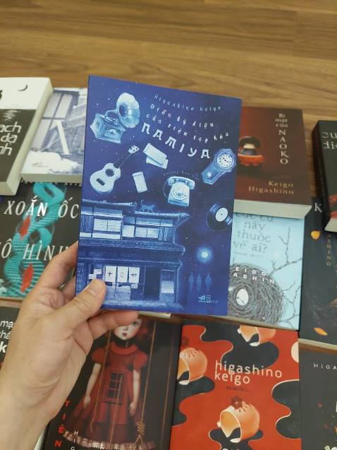 Tiệp tap hóa Namiya nơi kết nối quá khứ với hiện tại cũng là nơi kết nối những thân phận con người. Một cốt chuyện nhẹ nhàng mang hơi hướng kỳ ảo giả tưởng nhưng vẫn đong đày cảm xúc. Không giồng với các tác phẩm trinh thám tội phạm mang màu sắc bi quan, đọng lại trong tâm trí người đọc ở tác phẩm này là những điều tốt đẹp, kỳ diệu có từ bản chất thiện lương của con người.