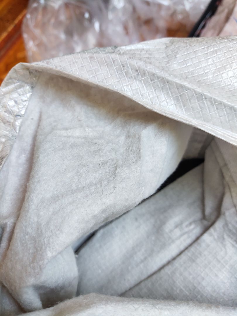 mua một lúc nhiều sản phẩm của shop thấy các sản phẩm mua cùng đơn rất tốt nên không mở  kiểm tra tấm bạt che. khi về mở ra mới thấy bạt che đã bị sử dụng bạc màu, dính đất bẩn và lông thú cưng.