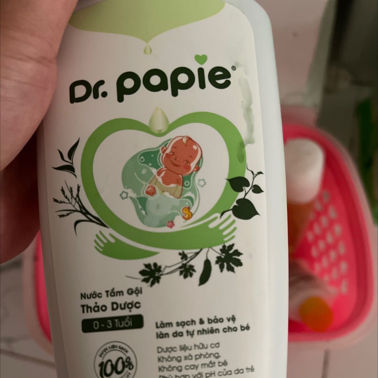 Vấn đề rất lớn luôn. Ban đầu mình tắm nước rất thơm mùi dễ chịu . Khoảng gần nửa chai mình thấy có mùi như mùi nhựa. Mình nhờ mọi người ngửi xem có bị nhầm lẫn k thì mọi người vẫn nghe mùi nhựa. Sợ quá k hiểu sp chai của mình bị lỗi sx hay như thế nào. Bỏ luôn k dám dùng