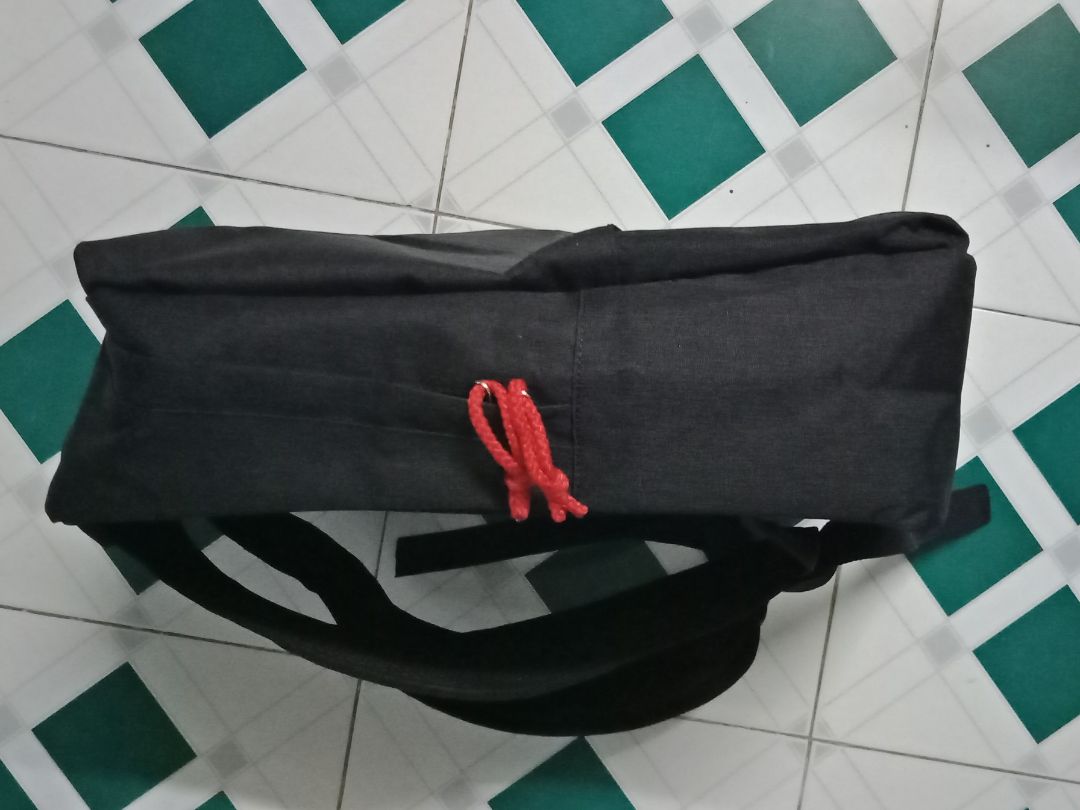 Chiều dài hơi ngắn nên balo gần như là hình vuông. Kích thước khá lớn, lớn hơn bìa sơmi A4. Chất vải dày dặn. Màu sắc đúng như hình. 

Tiki giao hàng đúng hẹn. Mình rất hài lòng về dịch vụ. Sản phẩm được gói bằng nhiều lớp nilon. Mình đã hy vọng được bỏ vào hộp giấy ??