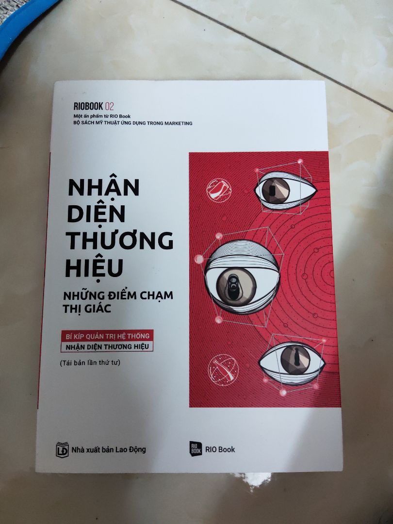 Đợt dịch này không thể đòi hỏi giao hàng nhanh được nhưng không ngờ kho hàng mình đặt lần này lại từ tp HCM. Giao chậm hơn dự kiến 1 ngày thành 8 ngày và hộp thì móp méo. sách dập cong mép thậm chí rách gáy luôn.   Dù thông cảm dịch khoản giao hàng chậm nhưng đóng gói nát thì k chấp nhận được