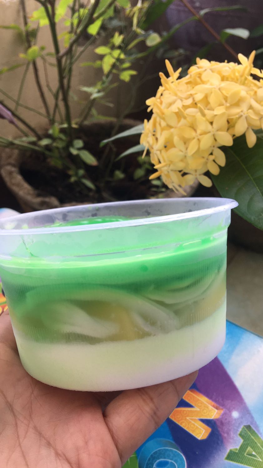 Mùi sâm dứa huyền thoại gắn liền với tuổi thơ, giờ vẫn ghiền đã mua rồi và đã đặt thêm. Mùi thơm dễ chịu, trời nắng nóng anh em pha sâm dứa sữa đá uống bao mát dịu tìan thân nhé! Mùi sâm dứa huyền thoại gắn liền với tuổi thơ, giờ vẫn ghiền đã mua rồi và đã đặt thêm. Mùi thơm dễ chịu, trời nắng nóng anh em pha sâm dứa sữa đá uống bao mát dịu tìan thân nhé!