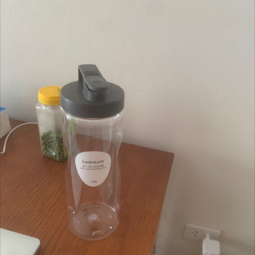 Sản phẩm đẹp, chất liệu sờ bên ngoài rất thích
Có phần lõm bên hông giúp cầm nắm thích hơn. Nói chung là sản phẩm ổn, k phàn nàn gì