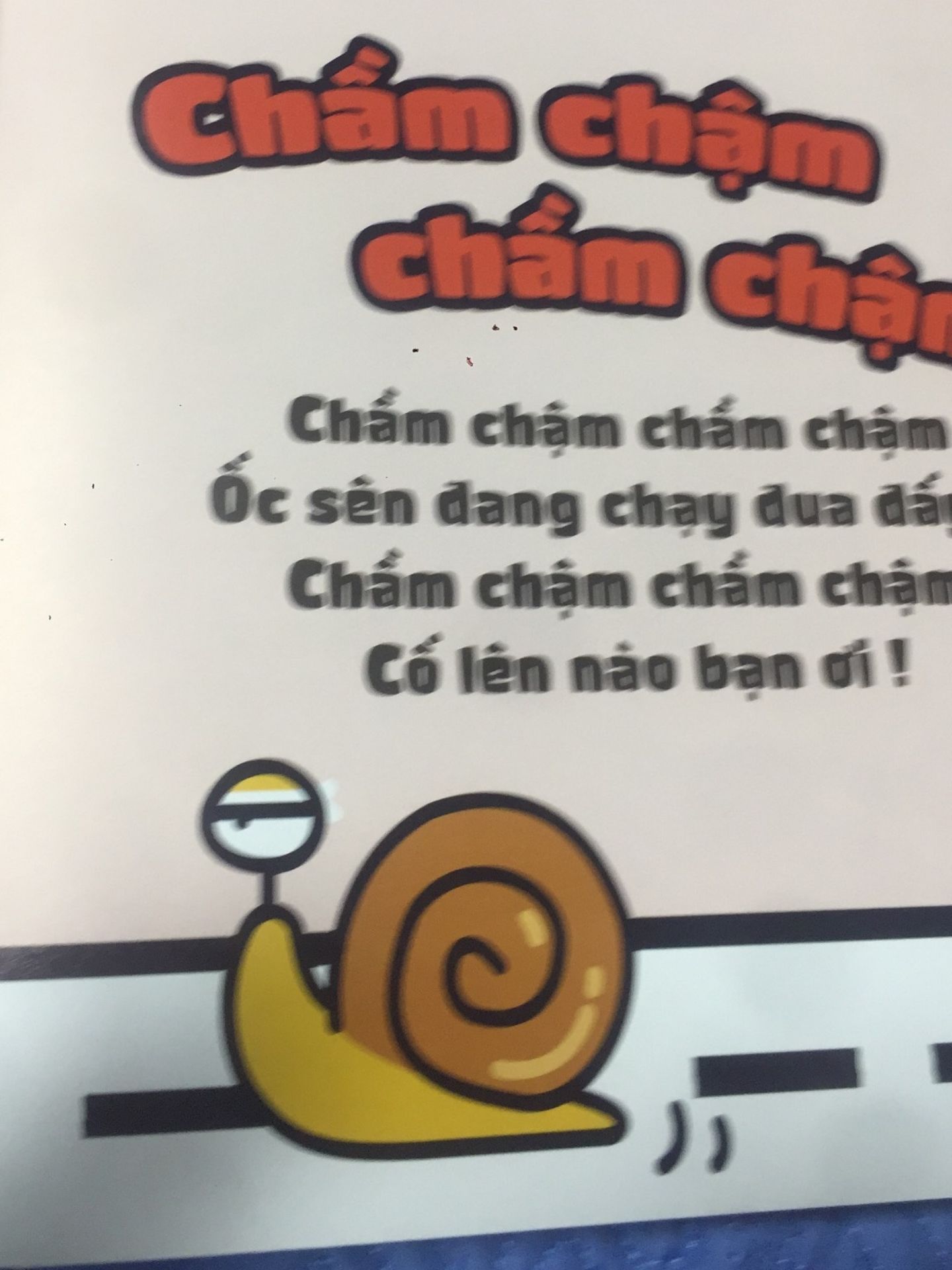 Trong tình hình dịch thế này mà Tiki giao hàng rất nhanh. Khi nhận sản phẩm mình thực sự bất ngờ. Chất lượng sách phải nói cực kì tốt, màu sắc sáng và bắt mắt, giấy là loại giấy dày, bóng. Mình xem qua nội dung của cả 10 quyển sách thấy rất dễ thương và thực sự phù hợp với các bé từ 0-6 tuổi. 
Những câu chuyện ngắn kèm hình minh họa dễ thương, không chỉ giúp các bé phát triển ngôn từ mà còn phát triển tư duy qua sự so sánh đồ vật cao hơn, thấp hơn, lớn hơn, bé hơn...
Mình mua đợt giảm giá và thanh toán qua momo nên không mất phí giao hàng. Nhận hàng rất ưng nên đặt tặng chị bạn 1 bộ y chang mà giá không đổi. 
Mình rất thích mua hàng ở Tiki Trading vì mình cảm thấy yên tâm về chất lượng.