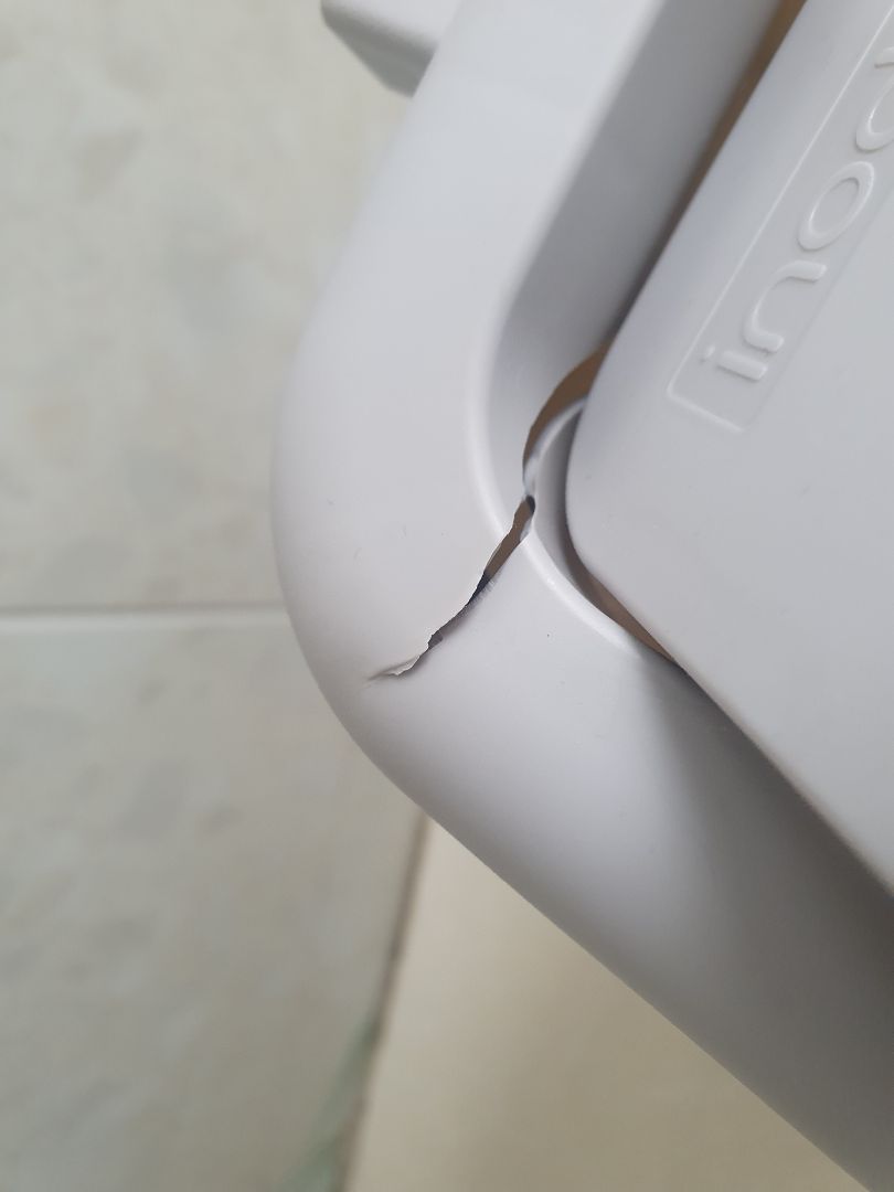 Đặt thùng màu xanh 10L thì giao thùng màu kem, hàng nhận về vừa khui đã bị bể trên góc. mình đặt từ cuối tháng 7, hàng mới giao 1.10.2021, ko giao được do dịch cả bên ng bán và vận chuyển cũng chẳng thông báo gì. Nói chung thất vọng