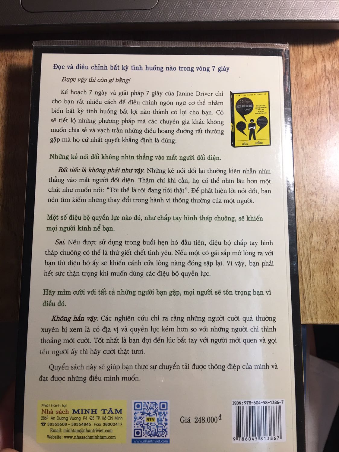 Hình thức sách và dịch vụ giao hàng không có gì để phàn nàn trong lần nhận sách này. Rất tốt. Xứng đáng 5 sao. Mình rất quan tâm đến ngôn ngữ cơ thể, một trong những kỹ năng giao tiếp cực kỳ quan trọng ngày nay. Đó là lý do mình chọn mua cuốn này. Đọc mục lục thì rất ok. Cụ thể thì mình chưa đọc hết nên chưa thể đanhs giá được.