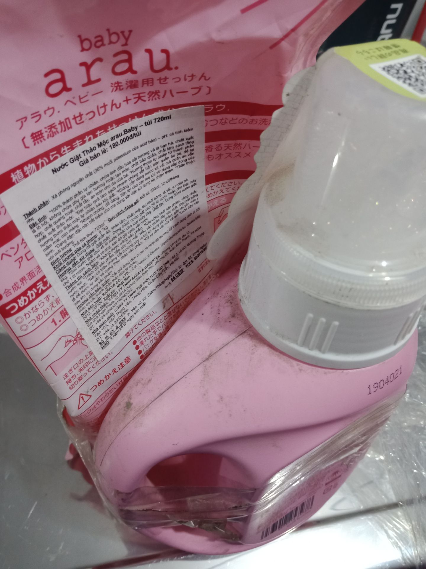 mình mua hàng của tiki trading nhiều lần rồi mấy lần trước thấy cũng ổn, nay nước giặt này thấy tiki trading có nên mình mua thử. nhận hàng thì thấy quá sốc luôn, chai và túi nước giặt như để trong xó nào mấy năm mơí lôi ra vậy, bụi bám 1 lớp dày trên sản phẩm, túi nước giặt thì nhăn nhúm. nếu đóng gói cho khách hàng thì ít ra tiki cũng nên lau chùi sơ qua nếu sp bụi bẩn như vậy chứ, cảm giác k tôn trọng KH chút nào.