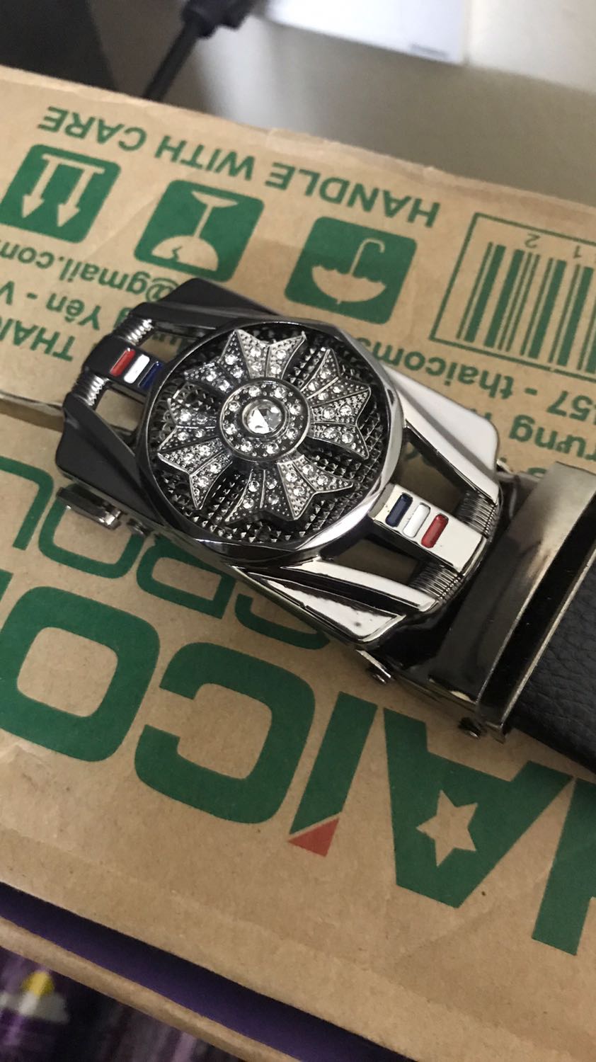 Thắt lưng đẹp mê li luôn. Không ngờ sản phẩm giá rẻ mà đẹp khỏi chê luôn ấy. Thắt lưng dây dài mềm đẹp. Thấy shop mới bán chưa có nhiều đánh giá vào mua cũng hơi lo lắng, nhưng khi nhận sản phẩm thì thấy rất là ok luôn. Dây da rất mềm, đường may tinh tế, sản phẩm ok khỏi chê luôn. Hàng tốt mua ok nhé các bác.