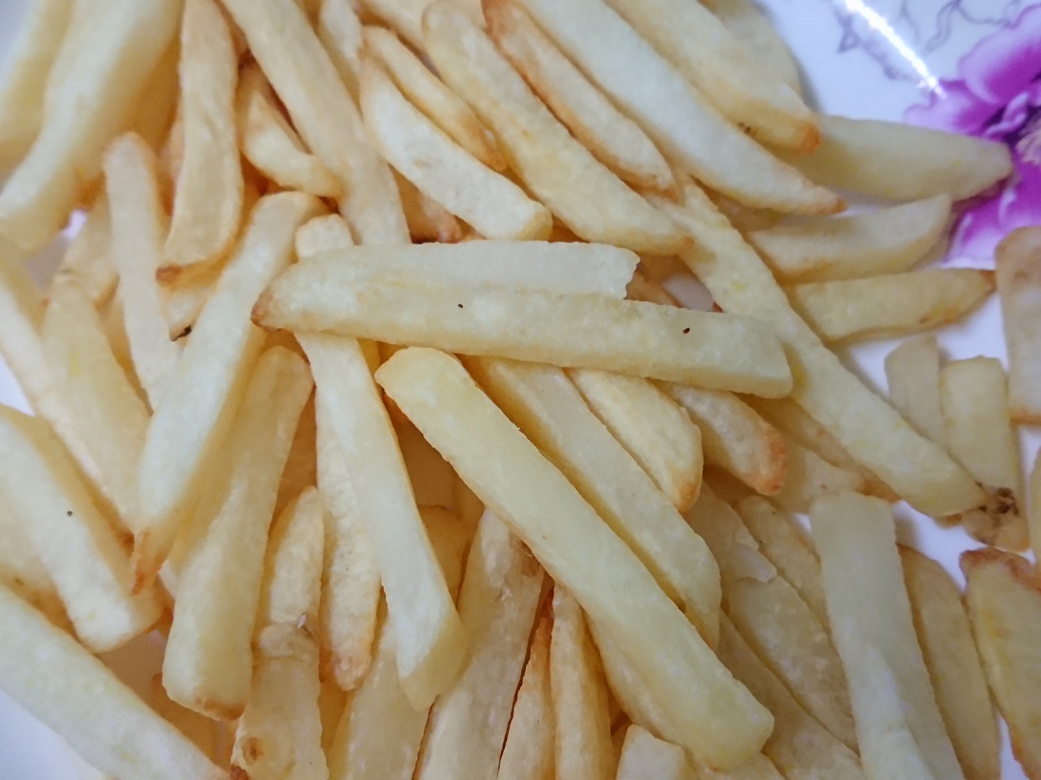 Một sản phẩm cồng kềnh và lần nay Tiki đóng gói cẩn thận hơn khi có thêm hộp giấy bọc lại hộp Lock&Lock (lần trước tôi mua máy pha cà phê chỉ có bọc nylon, hộp bị móp méo tại cảm giác hàng không mới).
Bỏ qua vấn đề giao nhận hàng, nguyên lý hoạt động của nồi chiên không dầu tương tự lò nướng gồm thanh nhiệt và luồng khí nóng luân chuyển quanh thức ăn. Với chất lượng Lock&Lock, nguyên lý này sẽ hoạt động gần như hoàn hảo. Thực phẩm chín đều, giữ nguyên mùi vị của thực phẩm. Đặc biệt cảm nhận vị khoai tây chính cống ở món khoai tây chiên (khi mà trước đây tôi ăn chỉ toàn là mùi dầu ăn). Tuy nhiên với những món thái nhỏ, hoặc như chả cá viên sẽ khó chín đều (ở khoảng 75%). 
Dưới khay để đồ ăn khắc các lỗ tròn để nước giọt xuống. Phần này tôi thích hãng làm các đường chéo đan nhau hơn vì khi làm beefsteak, phần dưới miếng bò in lỗ như bị giác hơi.
Chức năng của máy chỉnh qua nút cảm ứng rất nhạy, màn hình hiển thị con số to rõ. Thao tác kéo/đẩy học thức ăn khá mượt nhưng phải canh đúng đường trượt khay.
p/s: Bạn nên đọc Recipe book kèm theo để biết cách canh thời gian chiên, ướp gia vị,....
Cách tôi hay chiên khoai tây ăn đó là để 165 độ trong 10' để các cọng khoai chín đều rồi tăng lên 195 độ trong vài phút để khoai được giòn, thơm ngon (tùy vào lượng khoai tây mà thời gian chiên sẽ dao động)
Sơ sơ là vậy, các bạn có thể xem thêm review chi tiết tại: https://hiiyall.wordpress.com/