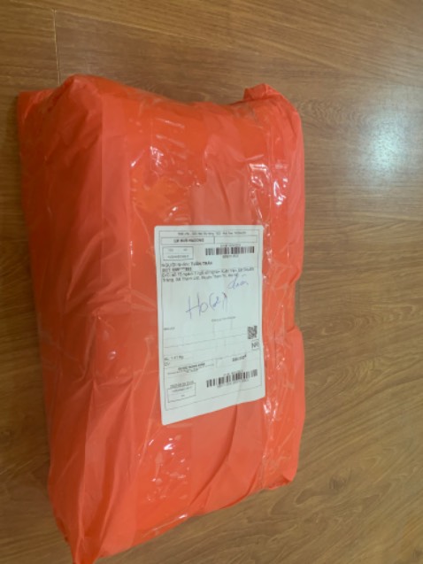 Hàng rất đẹp. Đóng gói siêu siêu kỹ tính, cho shop 10 điểm đonhs gói. Vì mình mua kèm 1 bộ cờ nữa của shop nên đóng 2 sản phẩm rất dày chắc chắn. Mình cứ tưởng hàng không phải của mình lúc nhận. Hahaa. Hộp vải cứng cáp, chắc chắn, nghe bảo đó là hàng thân thiện với môi trường, dùng đúng là thấy thế thật. Màu kem mình mua thử trước. Mấy nữa dùng ok mua màu xám. Trước mắt thấy hài lòng. Dịch vụ tốt, giao nhanh nhazzz